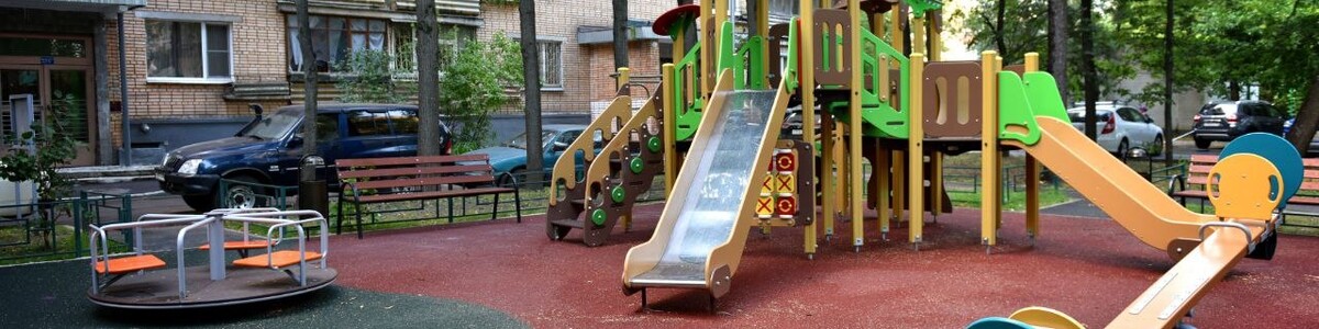 В Химках возводят новые детские площадки
