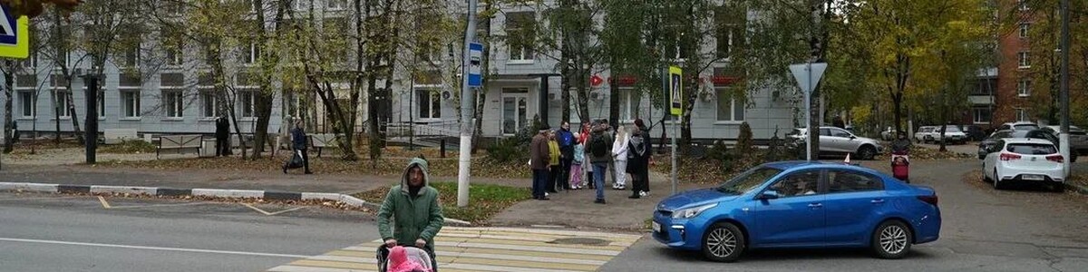 В Химках проверили удобство пешеходного перехода для маломобильных граждан