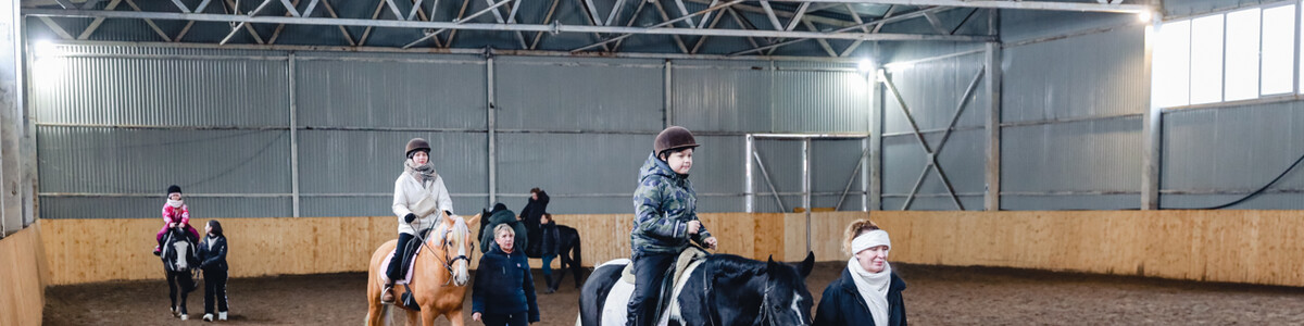 Для детей участников СВО в Химках организовали экскурсию по конному клубу