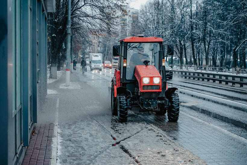 Первый снег в Химках встретила снегоуборочная техника и сотрудники коммунальных служб