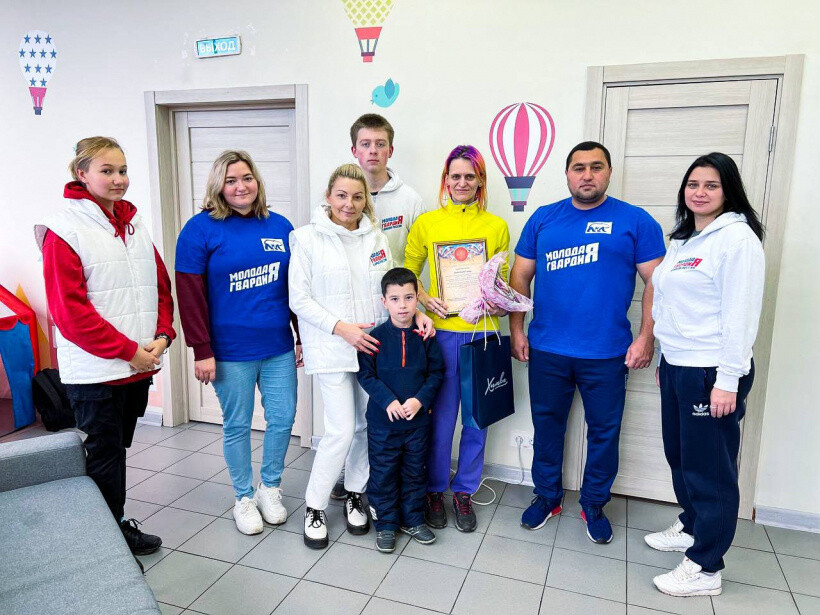 Активисты «Единой России» и «Молодой Гвардии» поздравили тренера по спортивному ориентированию с профессиональным праздником