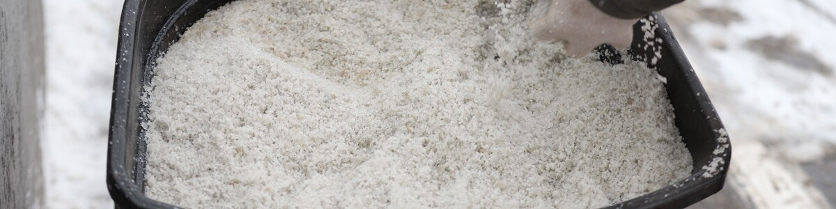 По просьбам жителей: в Новых Химках продолжается уборка снега и наледи
