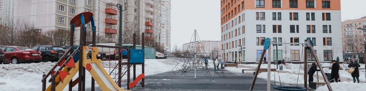 Дмитрий Волошин обсудил с жителями обустройство новой детской площадки