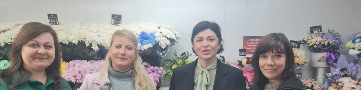 Депутат Ирина Спирина поздравила коллектив цветочного магазина с Днём флориста