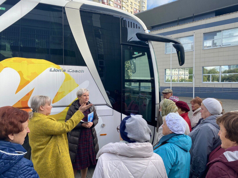 Активисты «Единой России» организовали экскурсию для пенсионеров в усадьбу князя Долгорукого