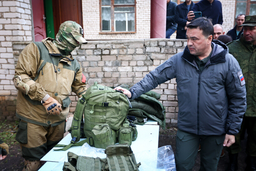 Губернатор Московской области Андрей Воробьёв передал бойцам комплекты с дополнительной амуницией