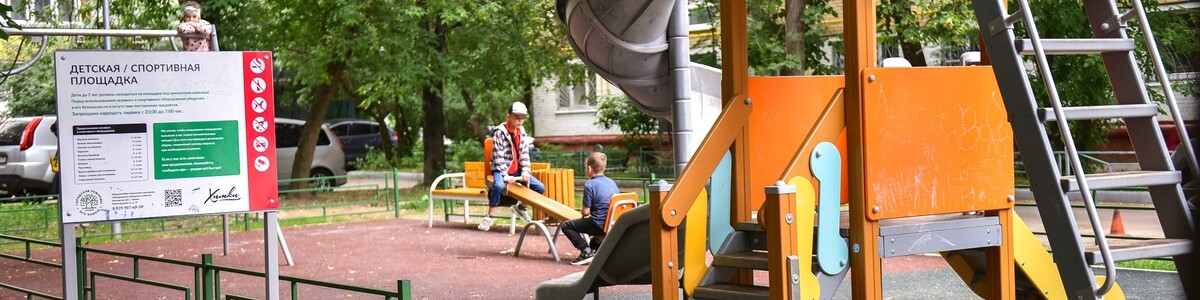 Химкинский депутат обсудил с жителями качество благоустройства детской площадки