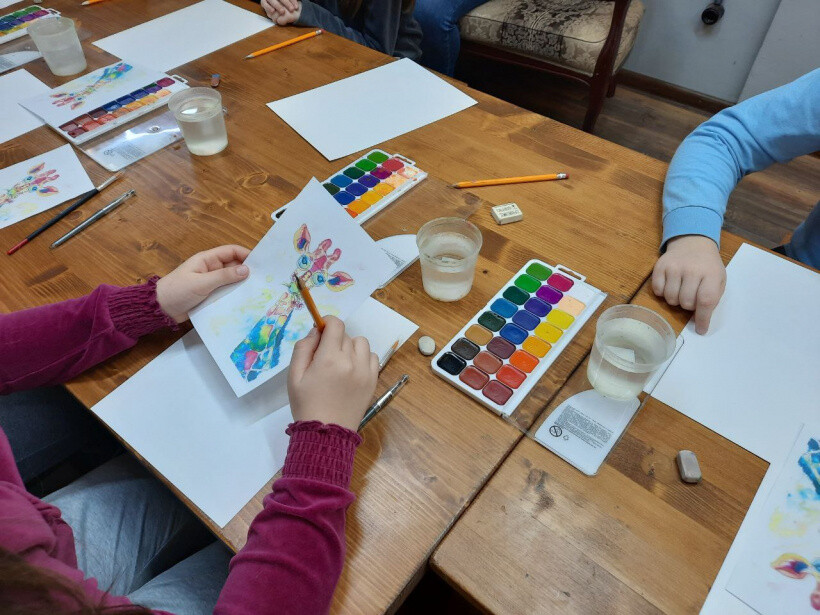 В химкинской арт-галерее «Мост» прошел благотворительный мастер-класс по рисованию для детей из ЛДНР